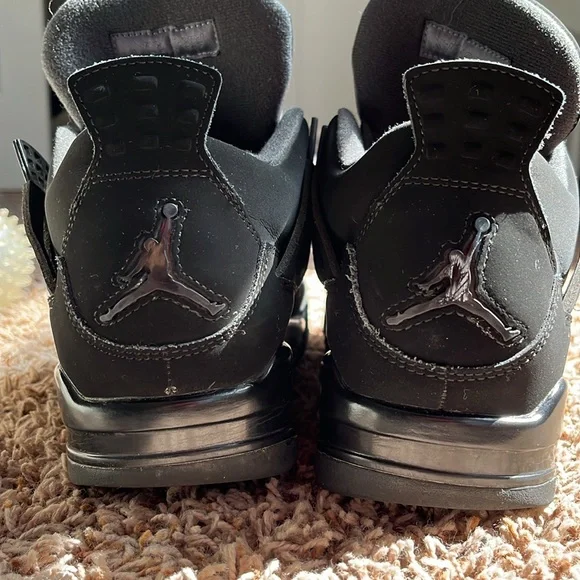 BLACK CAT JORDAN 4 SIZE 9.5